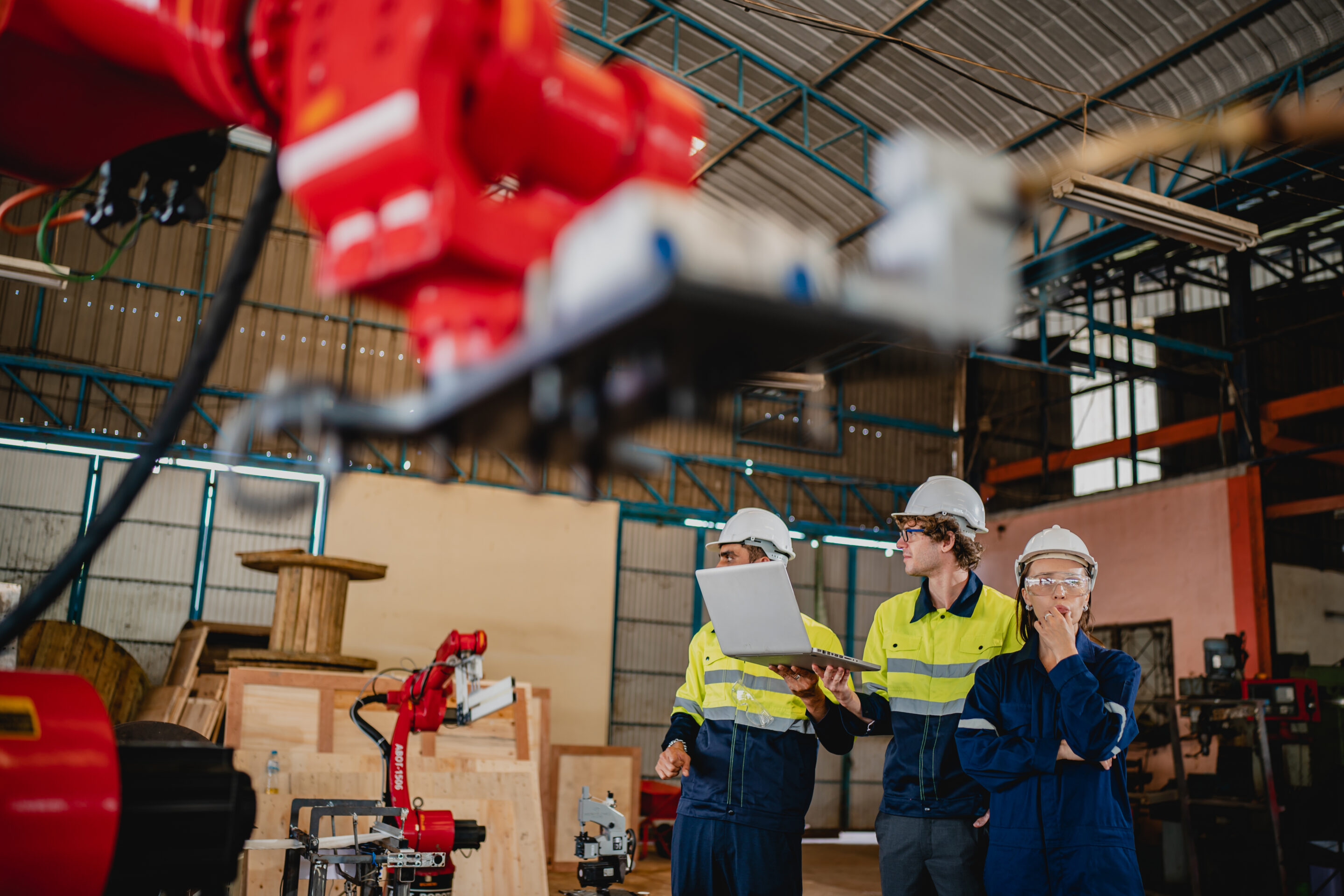 Professional industry engineer and factory foreman worker team person, Technician people Équipe production analysant les pertes OEE sur un robot industriel avec ordinateur portable en usine